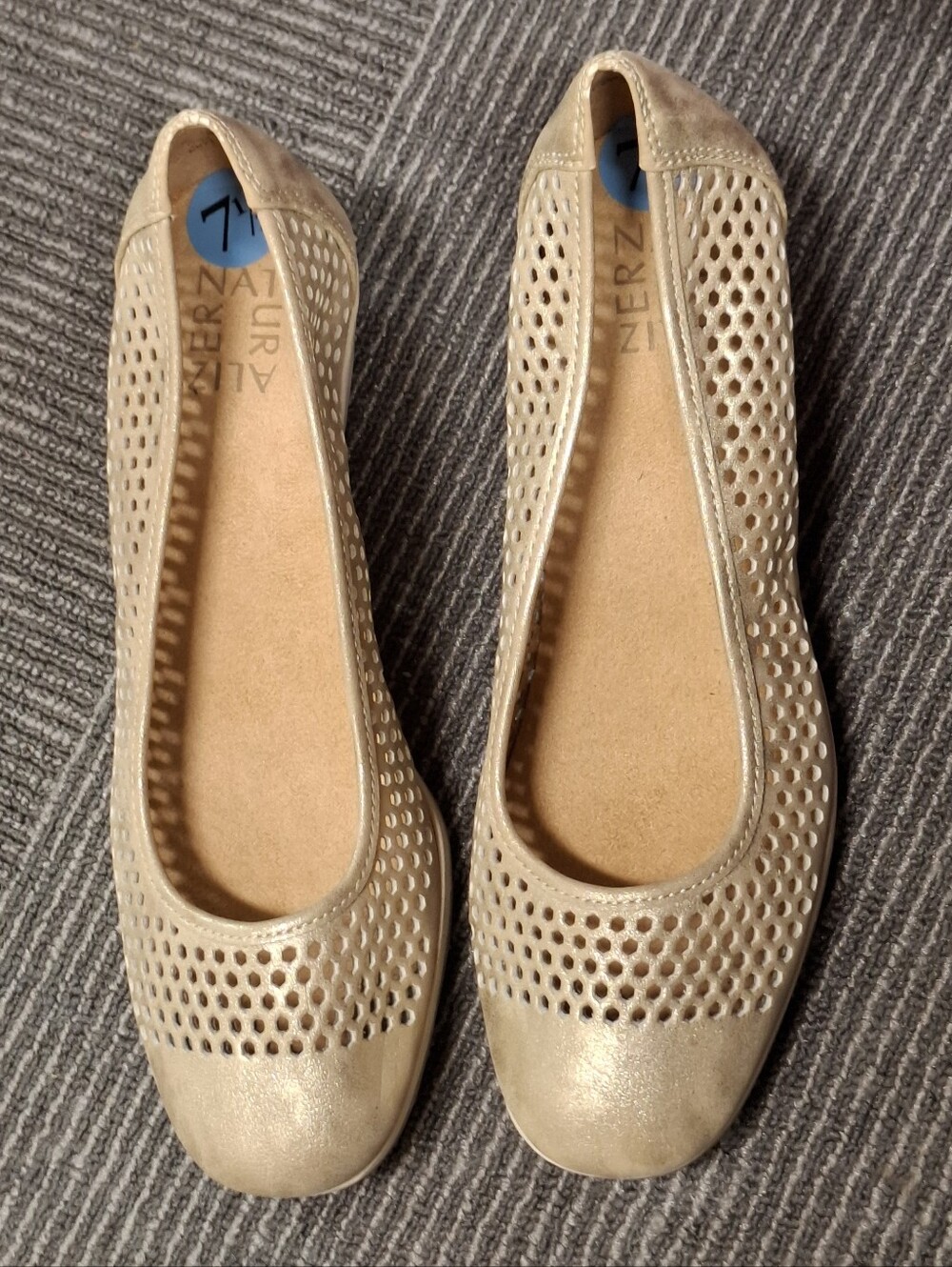 Naturalizer Gold Metallic Perforated Low Wedge Flats Shoes Size 7.5